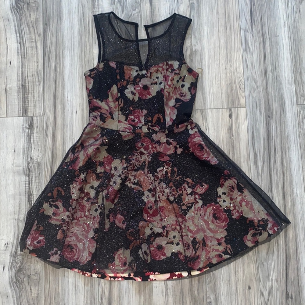 Gorgeous Floral Black Sparkly Dress. M